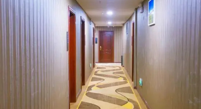 Korla Tianyun Business Hotel, Rezerwuj Hotel Hotele w Korla z parkingiem, Parking