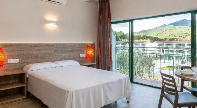 Четырёхместные апартаменты с балконом Medplaya Aparthotel Sant Eloi