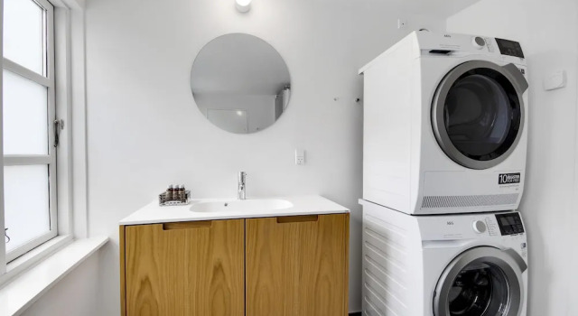 Sanders Regent - Popular 3-bdr Apt With Balcony