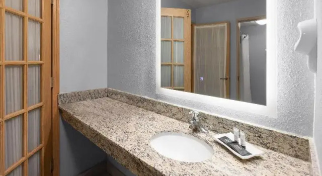 Люкс Deluxe AmericInn by Wyndham Douglas/Saugatuck