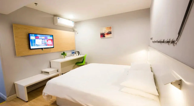 Ease Hotel (Shenyang Middle Street Pedestrian Street)