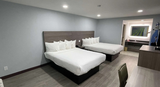 Четырёхместный номер Standard SureStay Hotel by Best Western Childress