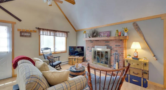 Коттедж Walk to Beach: Pocono Lake Cabin w/ Pool Access!