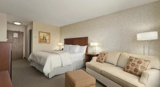 Номер Standard Days Inn & Suites by Wyndham Brandon