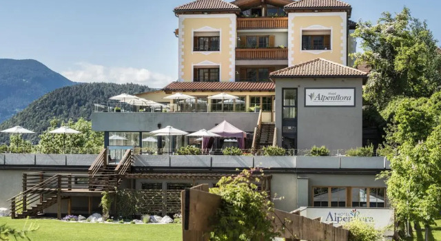 Hotel Alpenflora, Забронировать Отель Отели и гостиницы Кастельротто, рядом с Подъемник Маринценлифт, Отель