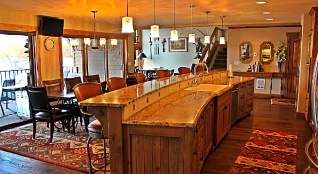 Кровать в общем номере с 6 комнатами с видом на озеро Lodge at Whitefish Lake
