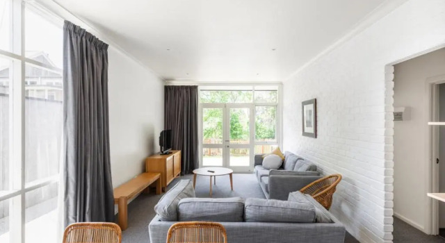 Апартаменты Lorne Hotel