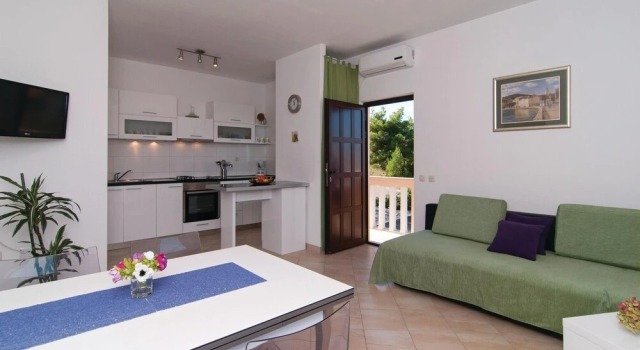 Amazing Home in Sutivan with Hot Tub, WiFi & 3 Bedrooms