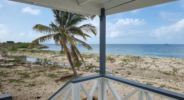 Коттедж Harrys Cottages Cottage 5 right on the pink sand