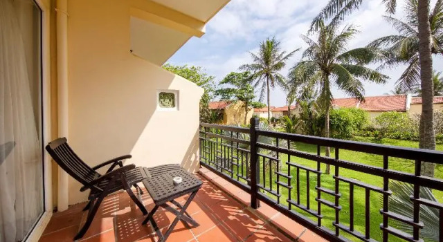 Двухместный номер Standard с балконом и с видом на сад Victoria Hoi An Beach Resort & Spa