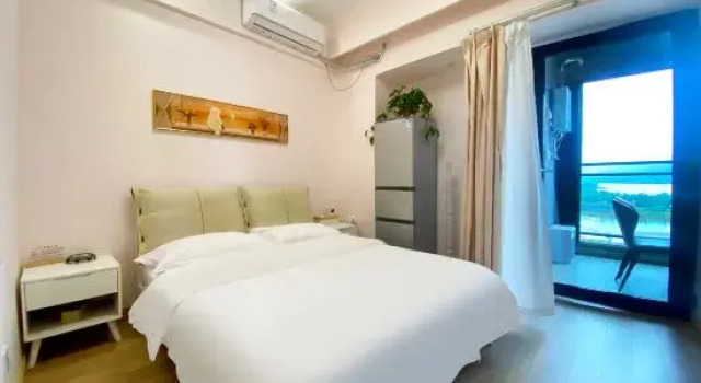 Четырёхместный люкс Premium с балконом и с видом на озеро Xichang Shuiyue Jingshe Homestay
