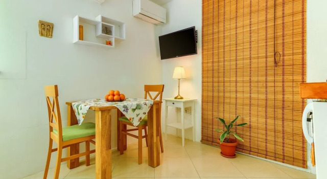 Studio With Shared Garden, 3 min Walk to the Beach, Prenota Appartamento Splitska 