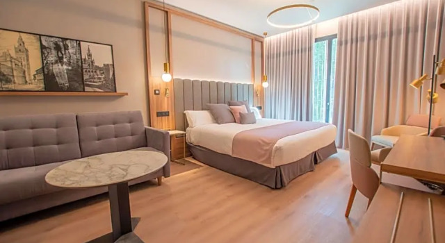 Трёхместный номер Superior Hotel Giralda Center