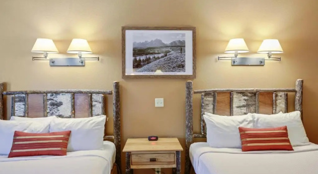 Четырёхместный коттедж Deluxe Headwaters Lodge & Cabins at Flagg Ranch