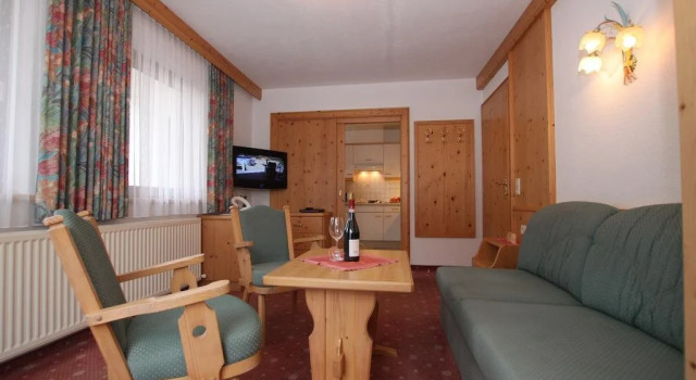 Apart Garni Romantica, Rezerwuj Hotel Hotele w Tyrol z parkingiem, Parking