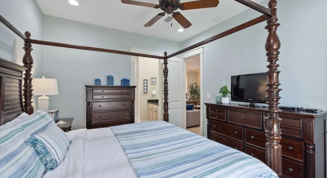 2465 Bungalo 4 Bedroom Home by RedAwning, Varaa Villa Hotellit Emerald Coast uima-altaalla, Uima-allas