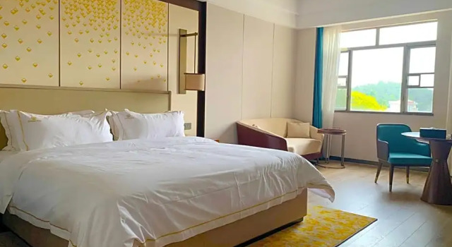 Номер Superior New World Taishan Hotel