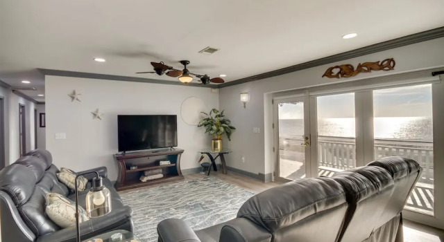 Коттедж с 5 комнатами с балконом Front Row Beachfront Long Beach Getaway