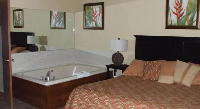Номер Standard c 1 комнатой с видом на озеро Caribbean Club Resort
