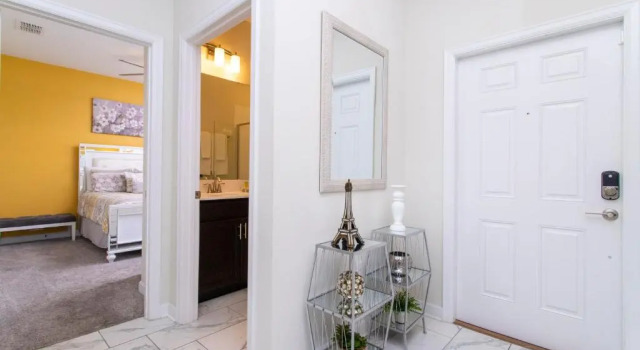 Stunning Four Bedroom w Screened Pool Close to Disney 1559, Book Hotel Hoteller i Four Corners med pool, Swimmingpool