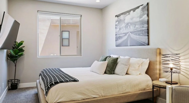 Town Center Red Sand Retreat by RedAwning, Varaa Huoneisto Washington 