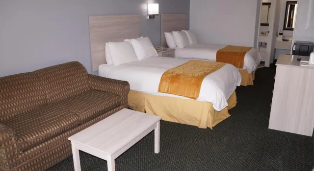 Четырёхместный номер Deluxe Days Inn & Suites by Wyndham Colonial