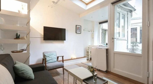 Small House Near the Eiffel Tower, Забронировать Дом для отпуска Коттеджи Парижа, рядом с Свято-Троицкий собор и Русский православный духовно-культурный центр, Коттедж