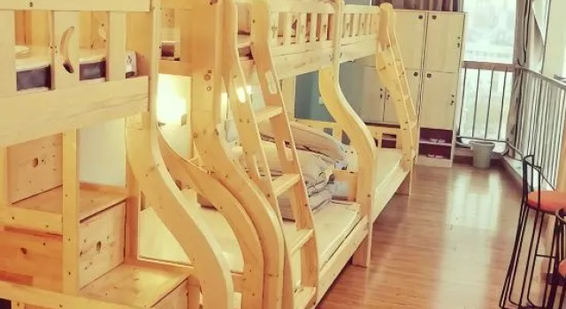Кровать в общем номере (женский номер) с красивым видом из окна Urumqi Xiyu Harbour Youth Hostel