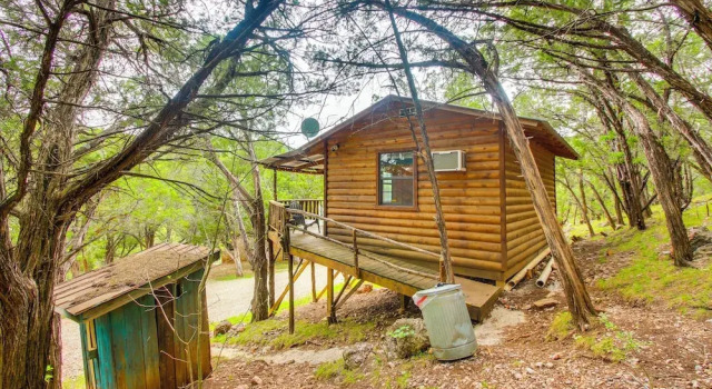 Апартаменты Cedar Falls Cabins #6: Hillside w/ Views!