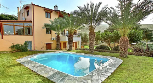 Коттедж Fantastic Holiday Home in Karteros With Pool