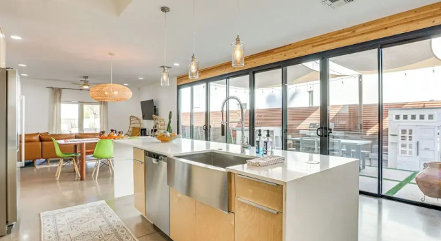 Families Welcome: Phoenix Home w/ Backyard Oasis, Забронировать Отель Финикс 