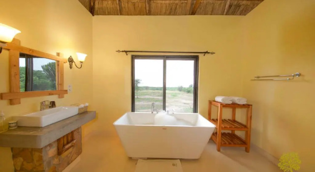 Одноместный номер Standard с балконом и с видом на озеро Ihamba Lakeside Safari Lodge