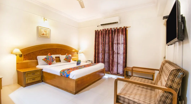 Номер Premium FabHotel Metro Manor Central Station