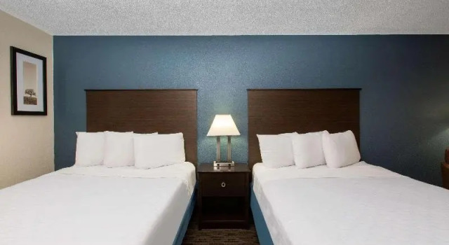 Четырёхместный номер Deluxe с видом на бассейн AmericInn by Wyndham La Crosse Riverfront-Conference Center