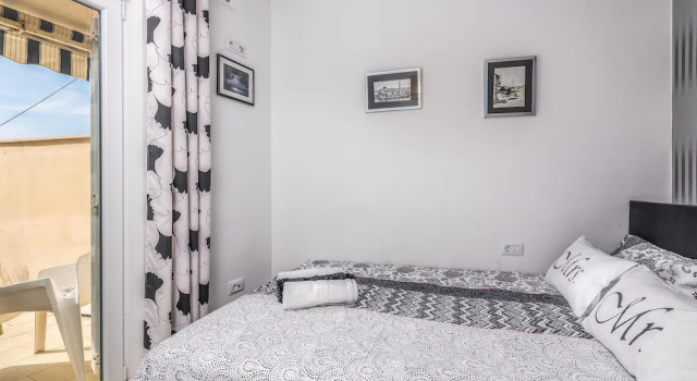 Amazing Home in Martinscica With Wifi and 3 Bedrooms, Varaa Hotelli Hotellit Kvarner Islands uima-altaalla, Uima-allas