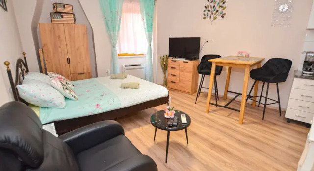 Charming Studio in the Heart of Rovinj, Steps From Carera Street, Забронировать Апартаменты/квартира Апартаменты Ровинь, рядом с Church of Saint Benedict Rovinj, Апартаменты/квартира