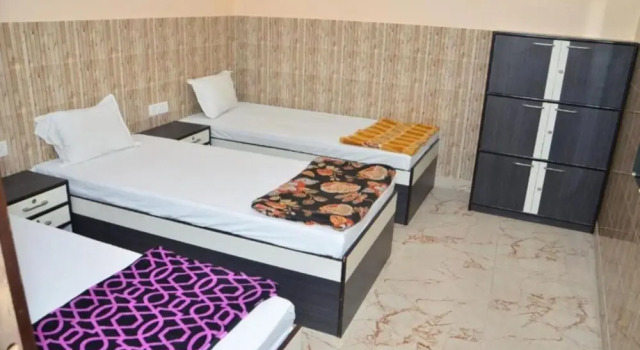 Кровать в общем номере Goroomgo Dev Guest House Howrah Kolkata