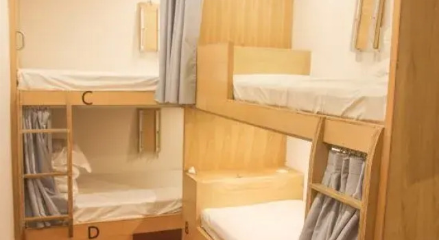Кровать в общем номере (мужской номер) Ease Hostel