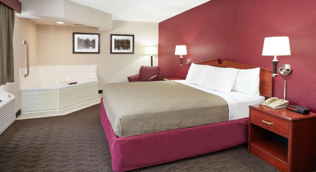 Двухместный номер Deluxe AmericInn by Wyndham Douglas/Saugatuck
