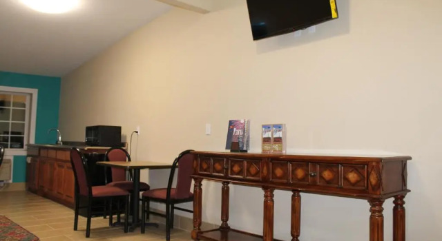 Трёхместный номер Standard American Inn & Suites
