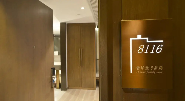 Люкс Deluxe KuanRong Luxury Suites Hotel - Daping Times Square