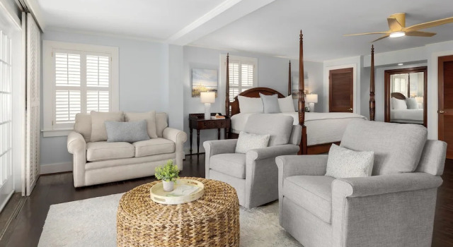 Люкс с красивым видом из окна Elizabeth Pointe Lodge