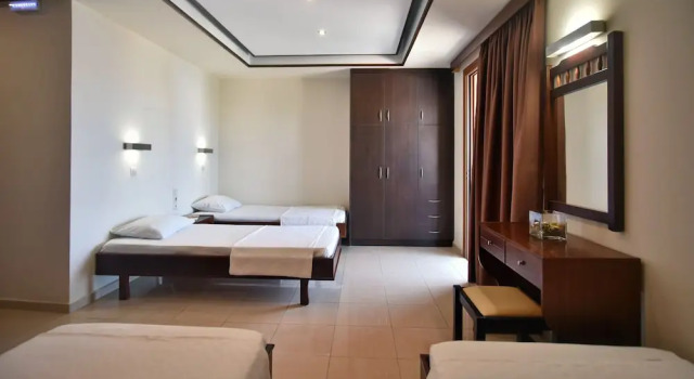 Четырёхместный номер Classic с балконом 24 Seven Boutique Hotel