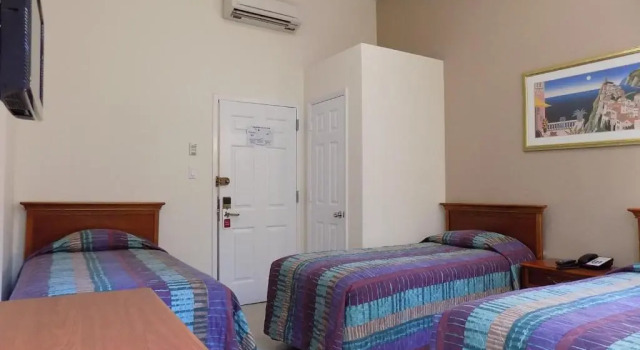 Трёхместный номер Americana Inn
