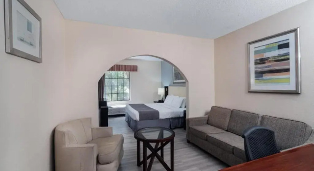 Люкс Red Roof Inn & Suites Hinesville Renovated with breakfast