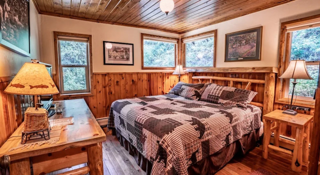 Семейный коттедж с 2 комнатами с видом на реку Colorado Bear Creek Cabins