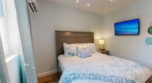 Modern Grove Beautiful 3 Bedroom Home, Забронировать Апартаменты/квартира Отели Сарасота с парковкой, рядом с Pelican Plaza Shopping Center, Парковка