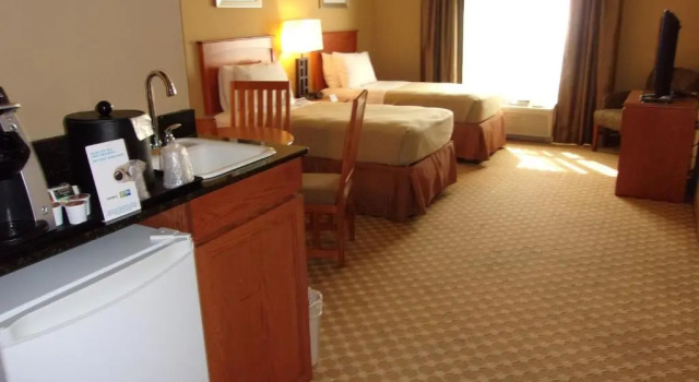 Семейный люкс Holiday Inn Express Hotel & Suites Chicago West Roselle by IHG