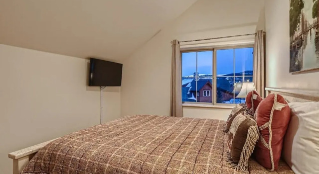 Drake Landing #a8 3 Bedroom Condo by RedAwning