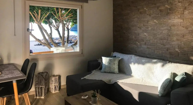 Genevieve Sea House - by the sea ....on the beach., Book Hotel Chorefto 